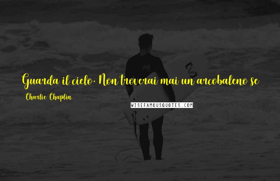 Charlie Chaplin Quotes: Guarda il cielo. Non troverai mai un arcobaleno se stai guardando per terra.Look up to the sky. You'll never find rainbows if you're looking down.