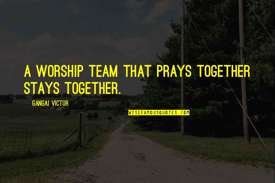 Abstraido En Quotes By Gangai Victor: A worship team that prays together stays together.