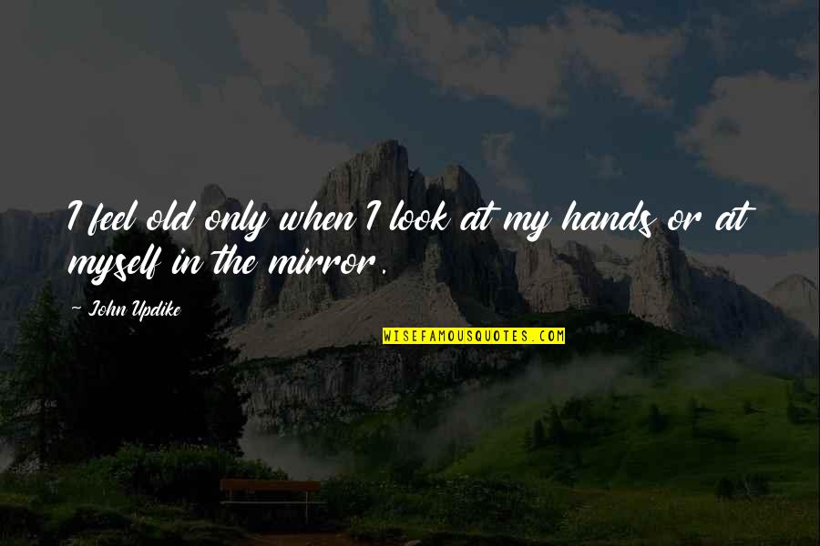 Apparemment Impossible Signification Quotes By John Updike: I feel old only when I look at