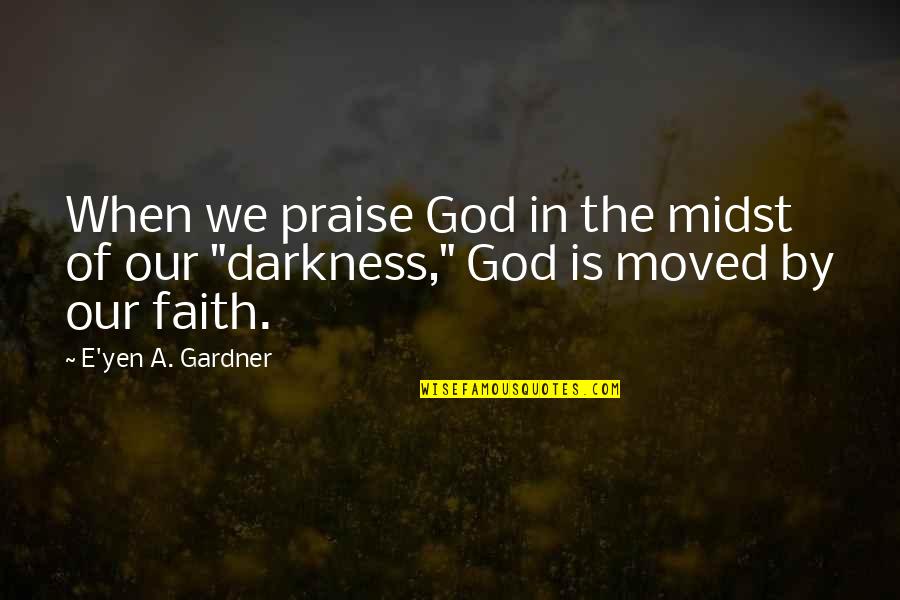 Arhanghelul Rafael Quotes By E'yen A. Gardner: When we praise God in the midst of
