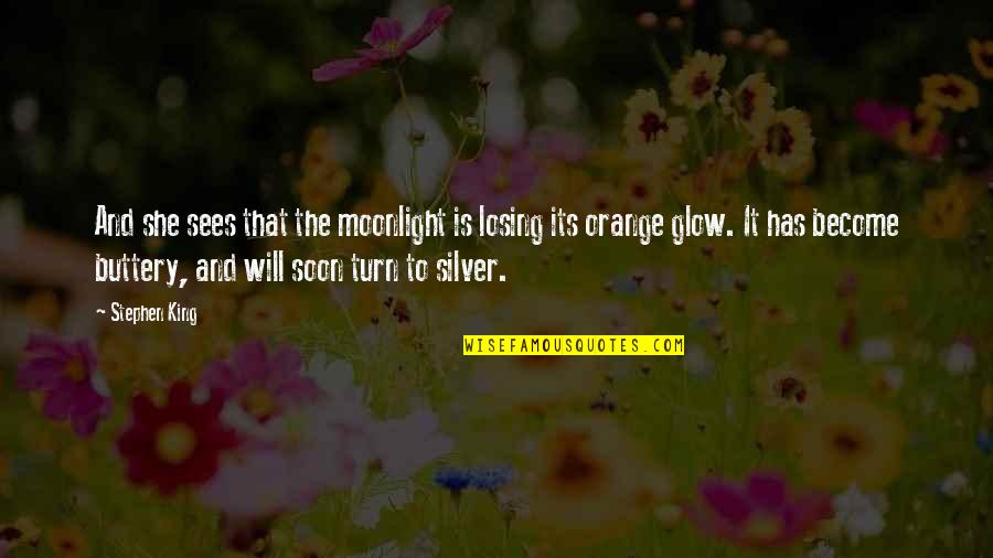 Comemorar Aniversario Quotes By Stephen King: And she sees that the moonlight is losing