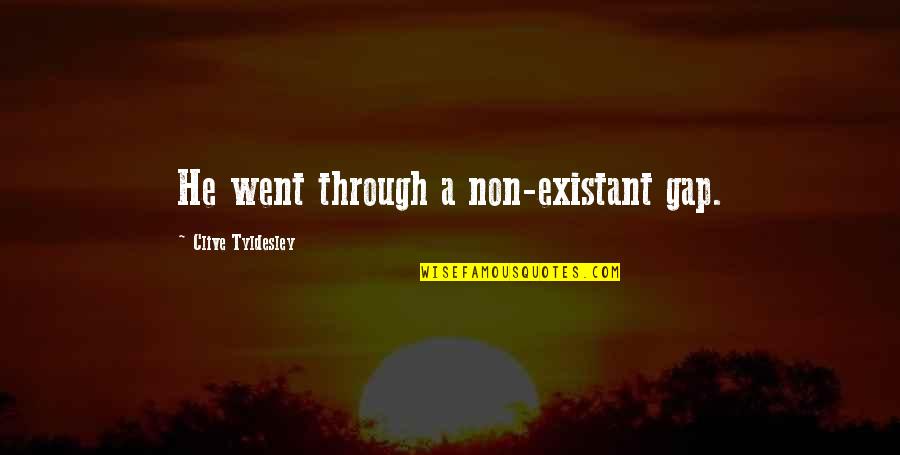 Coruptia Ucide Quotes By Clive Tyldesley: He went through a non-existant gap.