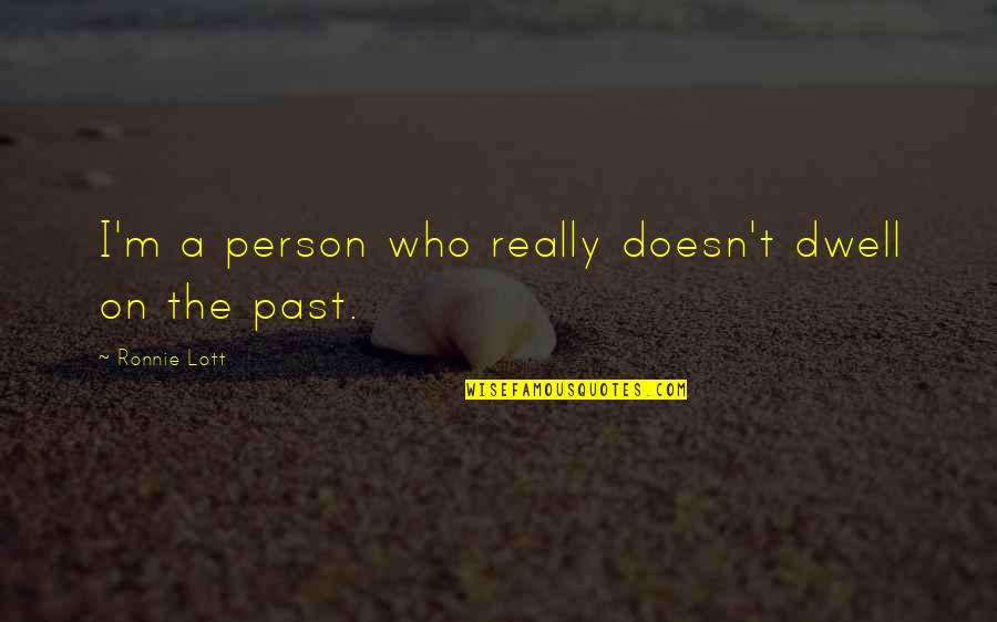 Existencias Contabilidade Quotes By Ronnie Lott: I'm a person who really doesn't dwell on Existencias Contabilidade Quotes By Ronnie Lott: I'm a person who really doesn't dwell on