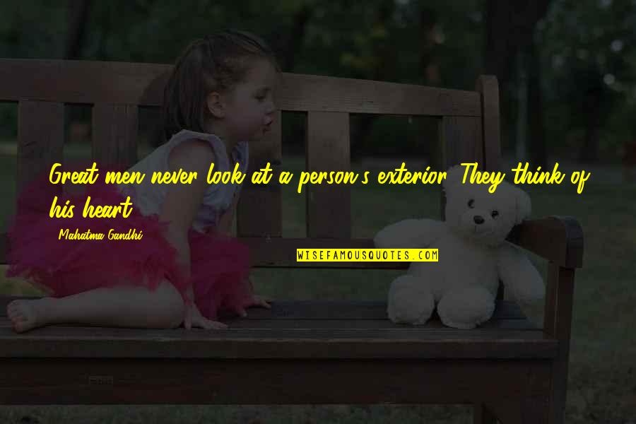 Feruci Fidji Quotes By Mahatma Gandhi: Great men never look at a person's exterior.