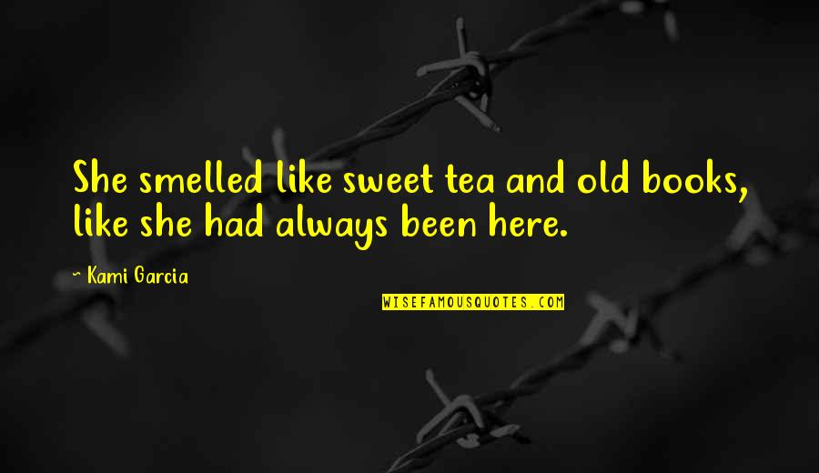 Incomodar Priberam Quotes By Kami Garcia: She smelled like sweet tea and old books,