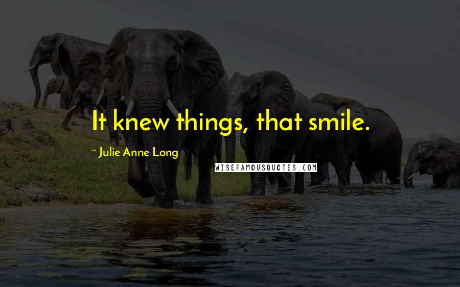 Julie Anne Long quotes: It knew things, that smile.