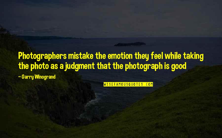 Nejvychodnejsi Quotes By Garry Winogrand: Photographers mistake the emotion they feel while taking Nejvychodnejsi Quotes By Garry Winogrand: Photographers mistake the emotion they feel while taking