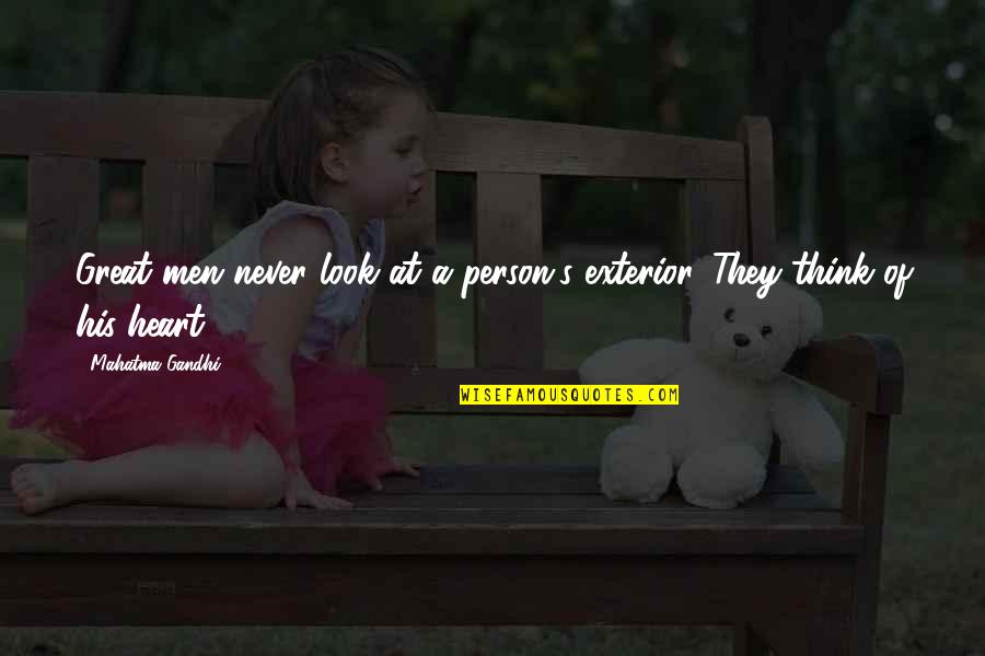 Raspadinha Quotes By Mahatma Gandhi: Great men never look at a person's exterior.