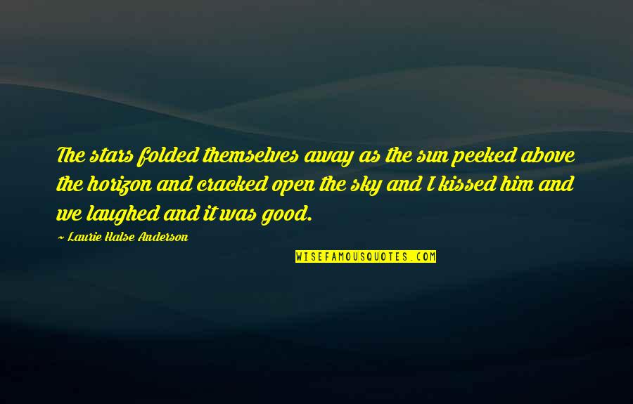 Taciturno Portugues Quotes By Laurie Halse Anderson: The stars folded themselves away as the sun
