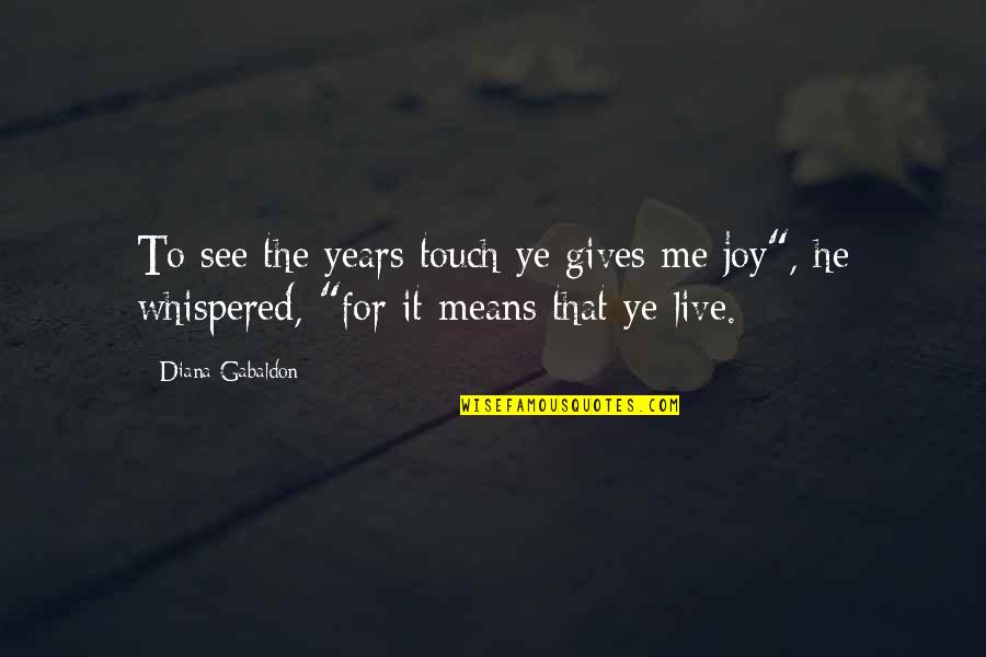 Vivientes Los Muertos Quotes By Diana Gabaldon: To see the years touch ye gives me
