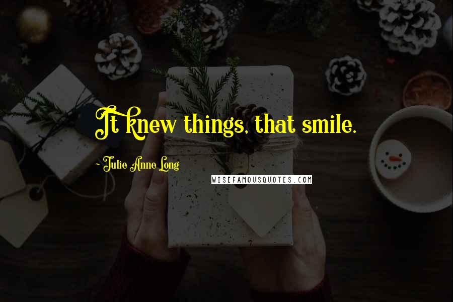 Julie Anne Long Quotes: It knew things, that smile.