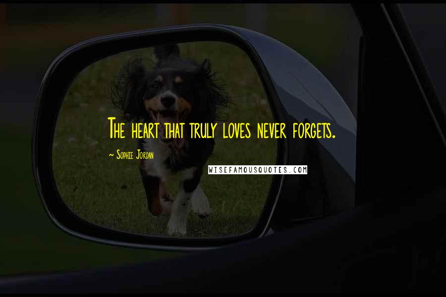 Sophie Jordan Quotes: The heart that truly loves never forgets.