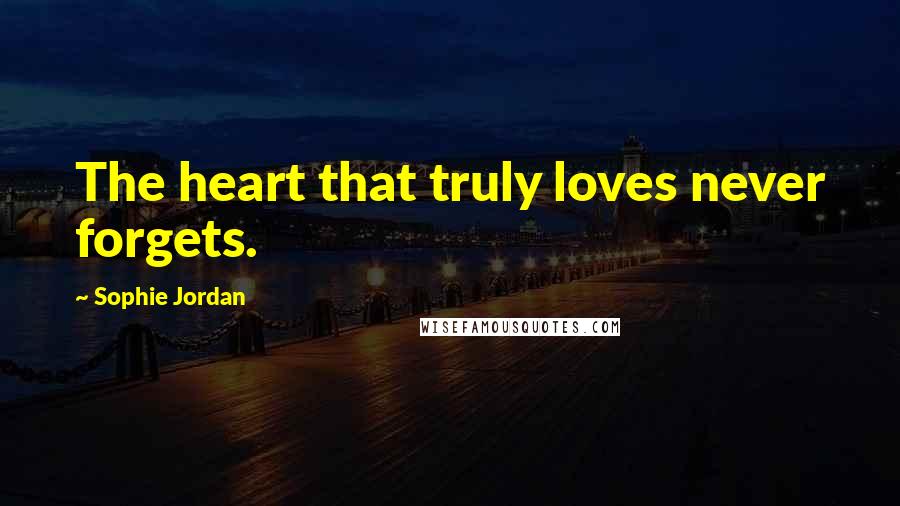 Sophie Jordan Quotes: The heart that truly loves never forgets.